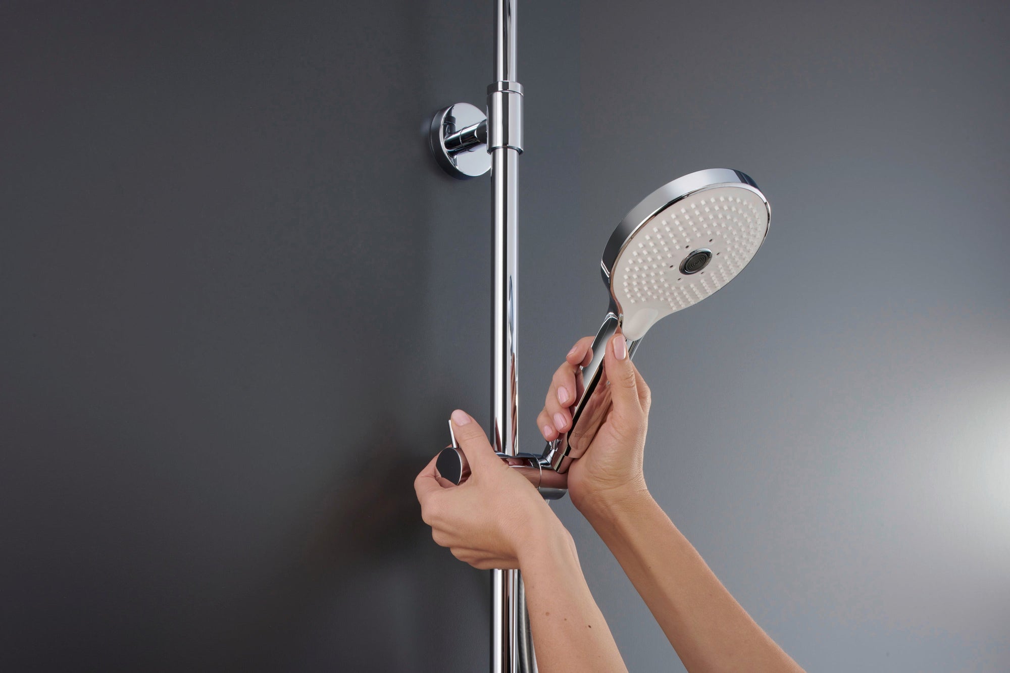 Système de douche Duravit avec thermostat et tablette en verre