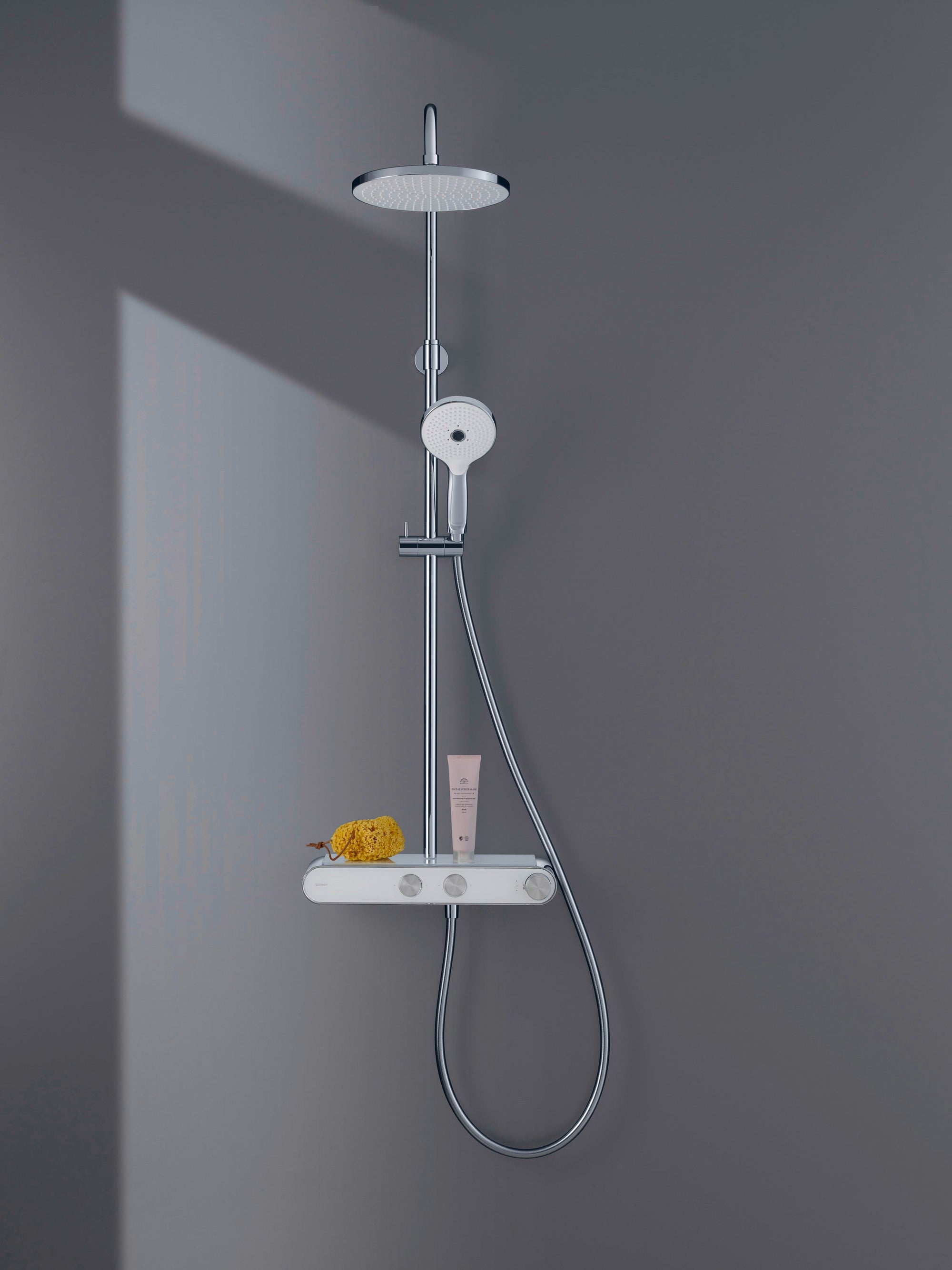 Système de douche Duravit avec thermostat et tablette en verre